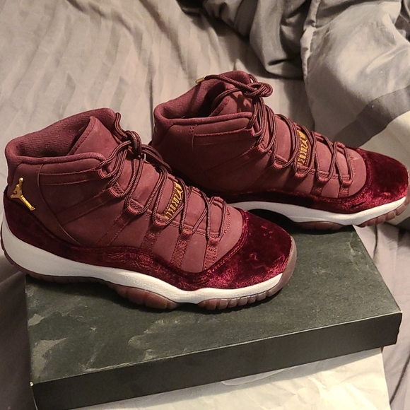 Jordan 11 Night Maroon - Picture 2 of 3